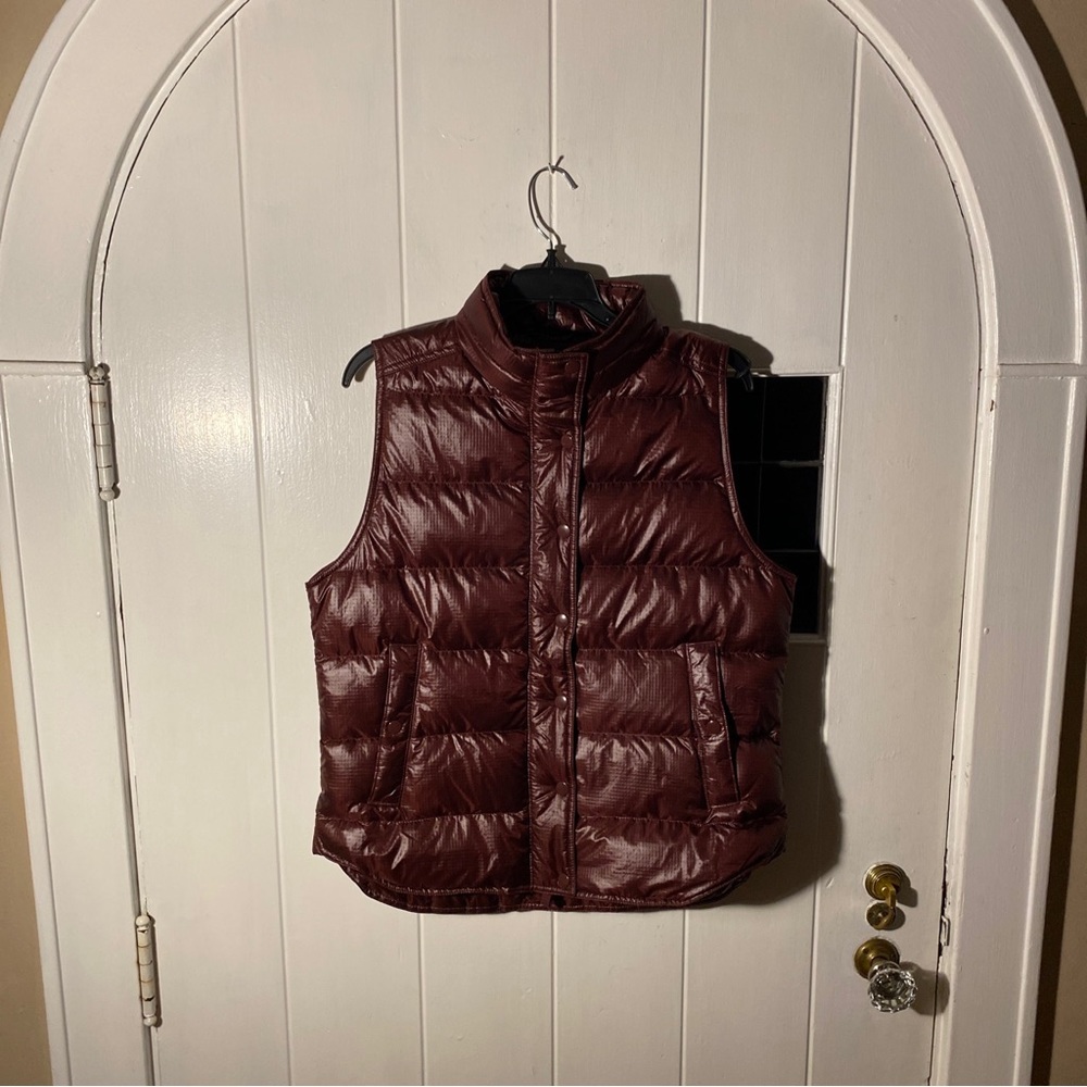 (1) Trendy Burgundy J.Crew Sleeveless Nylon Puffer Vest Jacket Women’s Size Med